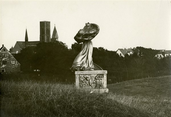 Foto, motiv: Anne Marie Carl-Nielsens statue af Dronning Dagmar